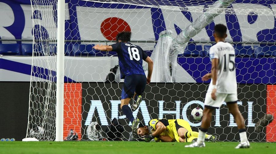 Shuto Machino dari Jepang mencetak gol kelima mereka dalam Kualifikasi AFC Grup C di Stadion Kota Suita, Suita, Jepang, Selasa (10/6/2025). (REUTERS/Issei Kato)