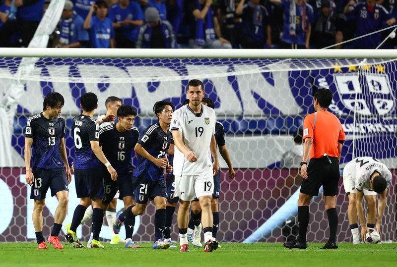 Shuto Machino dari Jepang mencetak gol kelima mereka dalam Kualifikasi AFC Grup C di Stadion Kota Suita, Suita, Jepang, Selasa (10/6/2025). (REUTERS/Issei Kato)