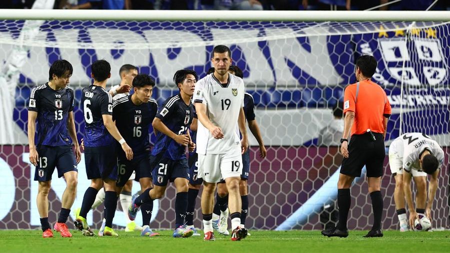 Shuto Machino dari Jepang mencetak gol kelima mereka dalam Kualifikasi AFC Grup C di Stadion Kota Suita, Suita, Jepang, Selasa (10/6/2025). (REUTERS/Issei Kato)