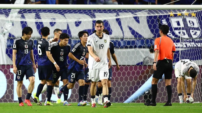 Shuto Machino dari Jepang mencetak gol kelima mereka dalam Kualifikasi AFC Grup C di Stadion Kota Suita, Suita, Jepang, Selasa (10/6/2025). (REUTERS/Issei Kato)