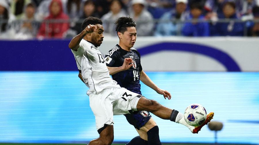 Shuto Machino dari Jepang mencetak gol kelima mereka dalam Kualifikasi AFC Grup C di Stadion Kota Suita, Suita, Jepang, Selasa (10/6/2025). (REUTERS/Issei Kato)
