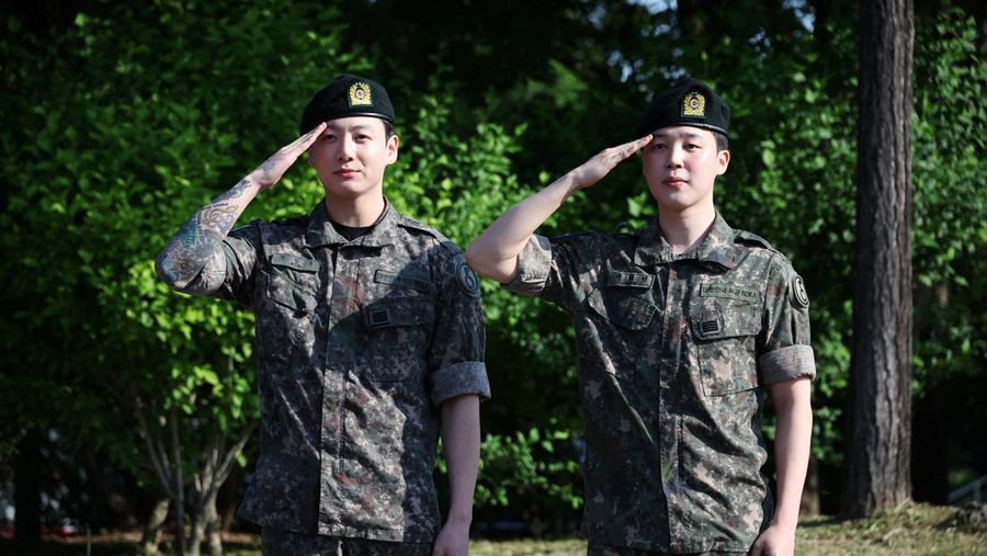 Anggota BTS Jungkook dan Jimin berpose untuk foto selama acara setelah menyelesaikan wajib militer Korea Selatan, di Yeoncheon, Korea Selatan, 11 Juni 2025. (REUTERS/Kim Hong-Ji)