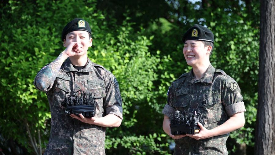 Anggota BTS Jungkook dan Jimin menghadiri sebuah acara setelah menyelesaikan wajib militer Korea Selatan, di Yeoncheon, Korea Selatan, 11 Juni 2025. (REUTERS/Kim Hong-Ji)