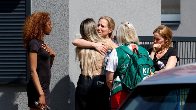 Petugas polisi berdiri saat anak-anak dievakuasi dari sekolah, setelah penembakan sekolah yang mematikan di Graz, Austria, 10 Juni 2025. (REUTERS/Borut Zivulovic)