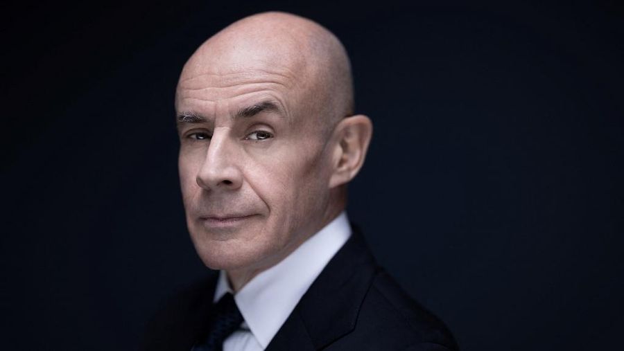 Calon presiden Komite Olimpiade Internasional (IOC), Johan Eliasch, berpose selama sesi foto di Paris pada 3 Februari 2025. (Photo by JOEL SAGET / AFP)
