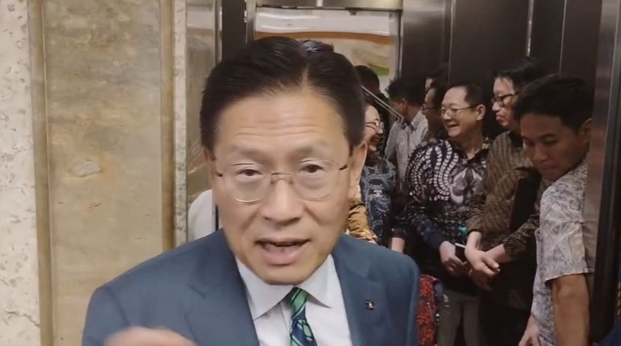 CEO Lippo Group James Riady usai Rapat Koordinasi Menteri PKP dengan Asosiasi Pengembang Perumahan, BP Tapera dan Direktur Jenderal Kekayaan Negara Direktorat Jenderal Kekayaan Negara, Kementerian Keuangan, Jakarta, Rabu (11/6/2025). (CNBC Indonesia/Arrijal Rahman)