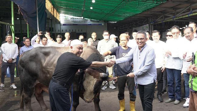 Pegadaian Salurkan Ratusan Hewan Kurban bagi Masyarakat