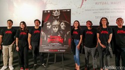 Kampung Jabang Mayit: Ritual Maut, Atiqah Hasiholan Jadi Dukun Aborsi