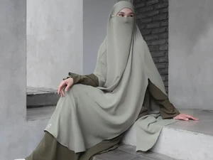 5 Inspirasi Outfit Hijab Bercadar 2025, Tampil Syari dan Elegan
