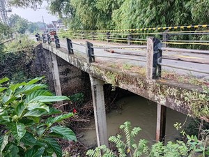 Jembatan di Lamongan Ambles Tergerus Luapan Sungai