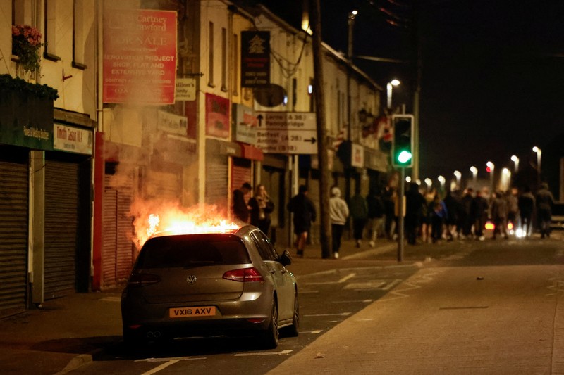 Seorang petugas polisi berjaga selama malam kedua kerusuhan, di Ballymena, Irlandia Utara, 10 Juni 2025. Seorang petugas polisi berjaga selama malam kedua kerusuhan, di Ballymena, Irlandia Utara, 10 Juni 2025. (REUTERS/Clodagh Kilcoyne)