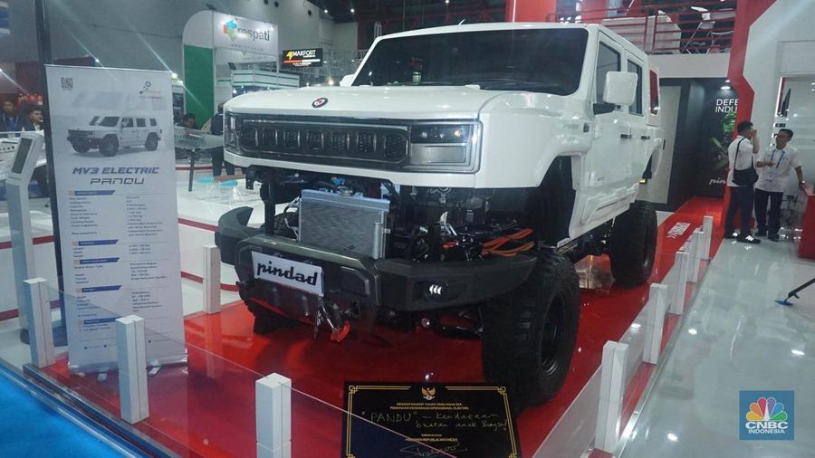 Kendaraan lapis baja listrik Pandu Maung MV3 buatan Pindad saat pameran Indo Defence 2024 Expo and Forum di JIExpo Kemayoran, Jakarta, Rabu (11/6/2025). (CNBC Indonesia/Muhammad Sabki)
