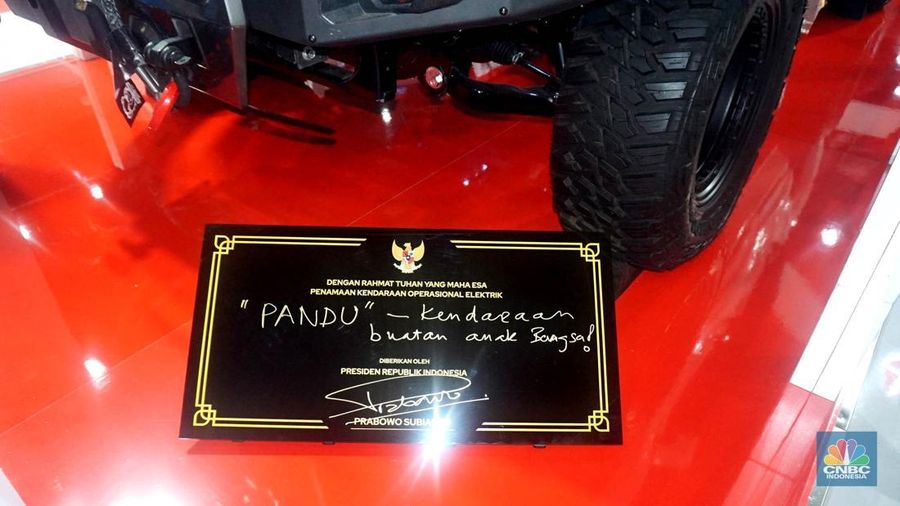 Kendaraan lapis baja listrik Pandu Maung MV3 buatan Pindad saat pameran Indo Defence 2024 Expo and Forum di JIExpo Kemayoran, Jakarta, Rabu (11/6/2025). (CNBC Indonesia/Muhammad Sabki)