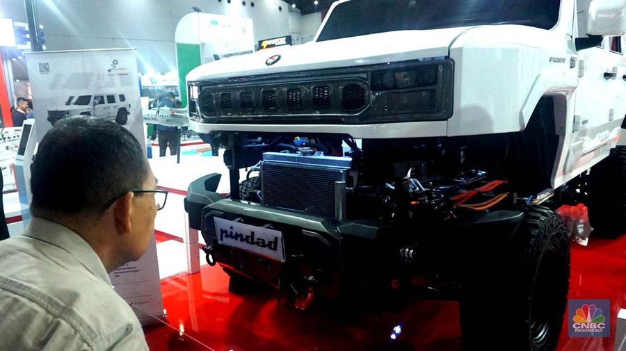 Kendaraan lapis baja listrik Pandu Maung MV3 buatan Pindad saat pameran Indo Defence 2024 Expo and Forum di JIExpo Kemayoran, Jakarta, Rabu (11/6/2025). (CNBC Indonesia/Muhammad Sabki) Kendaraan lapis baja listrik Pandu Maung MV3 buatan Pindad saat pameran Indo Defence 2024 Expo and Forum di JIExpo Kemayoran, Jakarta, Rabu (11/6/2025). (CNBC Indonesia/Muhammad Sabki)