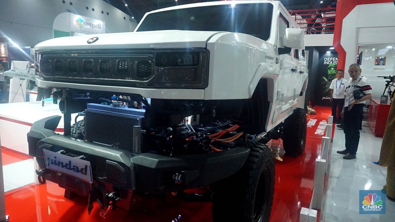 Kendaraan lapis baja listrik Pandu Maung MV3 buatan Pindad saat pameran Indo Defence 2024 Expo and Forum di JIExpo Kemayoran, Jakarta, Rabu (11/6/2025). (CNBC Indonesia/Muhammad Sabki) Kendaraan lapis baja listrik Pandu Maung MV3 buatan Pindad saat pameran Indo Defence 2024 Expo and Forum di JIExpo Kemayoran, Jakarta, Rabu (11/6/2025). (CNBC Indonesia/Muhammad Sabki)
