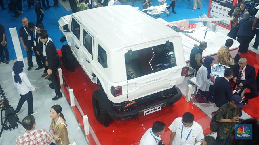 Kendaraan lapis baja listrik Pandu Maung MV3 buatan Pindad saat pameran Indo Defence 2024 Expo and Forum di JIExpo Kemayoran, Jakarta, Rabu (11/6/2025). (CNBC Indonesia/Muhammad Sabki) Kendaraan lapis baja listrik Pandu Maung MV3 buatan Pindad saat pameran Indo Defence 2024 Expo and Forum di JIExpo Kemayoran, Jakarta, Rabu (11/6/2025). (CNBC Indonesia/Muhammad Sabki)