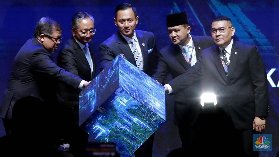 (kiri-kanan) Wakil Menteri Perumahan dan Kawasan Pemukiman (PKP) Fahri Hamzah, Menteri Pekerja Umum Dody Hanggodo, Menteri Koordinator Bidang Infrastruktur dan Pembangunan Kewilayahan (Menko IPK), Agus Harimurti Yudhoyono, Menteri Transmigrasi Muhammad Iftitah Sulaiman, dan Wakil Menteri Agraria dan Tata Ruang, Ossy Dermawan saat membuka seremonial International Conference on Infrastructure/ICI 2025, di JICC, Jakarta, Rabu (11/6/2025). (kiri-kanan) Wakil Menteri Perumahan dan Kawasan Pemukiman (PKP) Fahri Hamzah, Menteri Pekerja Umum Dody Hanggodo, Menteri Koordinator Bidang Infrastruktur dan Pembangunan Kewilayahan (Menko IPK), Agus Harimurti Yudhoyono, Menteri Transmigrasi Muhammad Iftitah Sulaiman, dan Wakil Menteri Agraria dan Tata Ruang, Ossy Dermawan saat membuka seremonial International Conference on Infrastructure/ICI 2025, di JICC, Jakarta, Rabu (11/6/2025). (CNBC Indonesia/Muhammad Sabki)