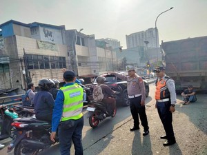 Lalin Flyover Ciputat Arah Jakarta Macet gara-gara Truk Mogok