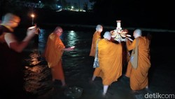 Khidmatnya Larung Pelita di Sungai Progo Magelang
