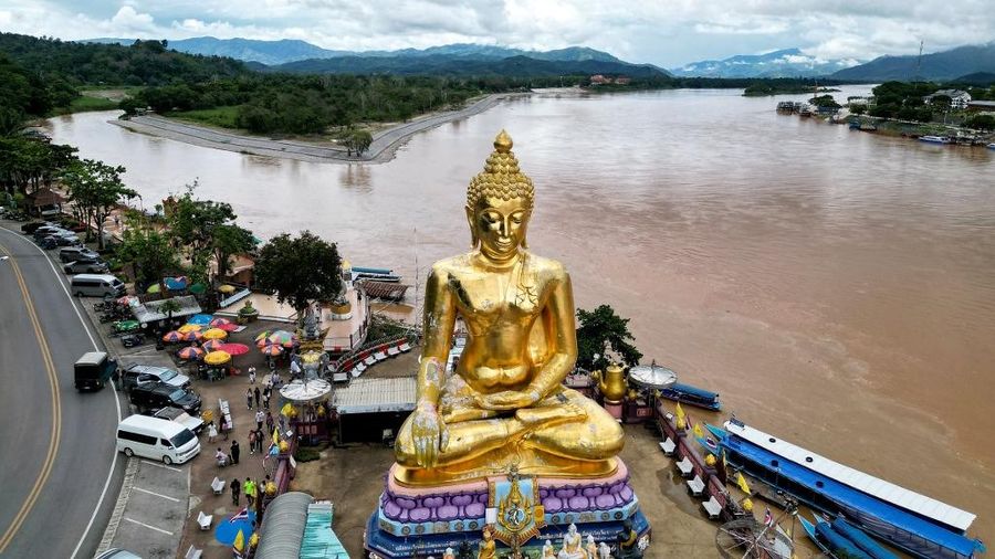 Limbah beracun dari tambang tanpa izin di Myanmar mengalir ke sungai-sungai di sebrang perbatasan yang merupakan wilayah Thailand. (Manan VATSYAYANA / AFP) Limbah beracun dari tambang tanpa izin di Myanmar mengalir ke sungai-sungai di sebrang perbatasan yang merupakan wilayah Thailand. (Manan VATSYAYANA / AFP)