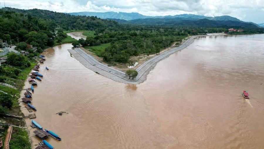 Limbah beracun dari tambang tanpa izin di Myanmar mengalir ke sungai-sungai di sebrang perbatasan yang merupakan wilayah Thailand. (Manan VATSYAYANA / AFP)