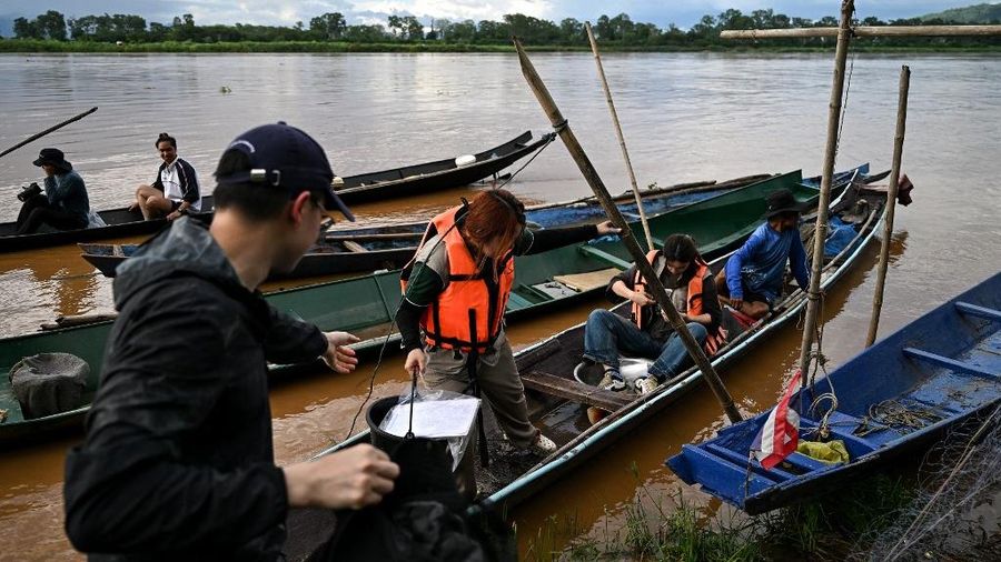Limbah beracun dari tambang tanpa izin di Myanmar mengalir ke sungai-sungai di sebrang perbatasan yang merupakan wilayah Thailand. (Manan VATSYAYANA / AFP) Limbah beracun dari tambang tanpa izin di Myanmar mengalir ke sungai-sungai di sebrang perbatasan yang merupakan wilayah Thailand. (Manan VATSYAYANA / AFP)