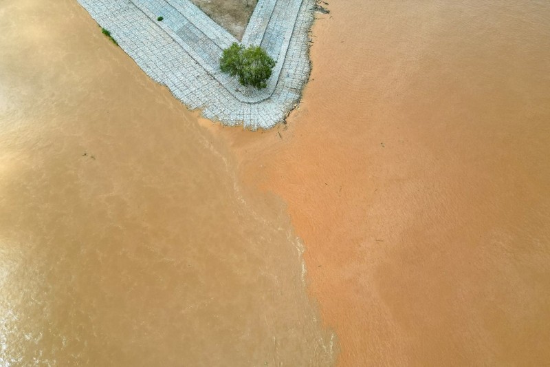 Limbah beracun dari tambang tanpa izin di Myanmar mengalir ke sungai-sungai di sebrang perbatasan yang merupakan wilayah Thailand. (Manan VATSYAYANA / AFP)