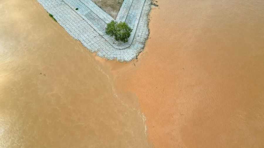 Limbah beracun dari tambang tanpa izin di Myanmar mengalir ke sungai-sungai di sebrang perbatasan yang merupakan wilayah Thailand. (Manan VATSYAYANA / AFP) Limbah beracun dari tambang tanpa izin di Myanmar mengalir ke sungai-sungai di sebrang perbatasan yang merupakan wilayah Thailand. (Manan VATSYAYANA / AFP)