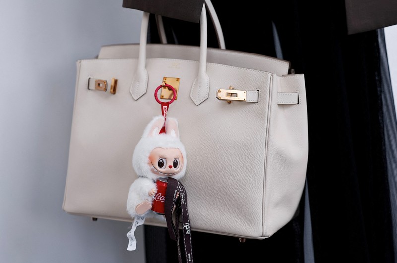 Patung Labubu seukuran manusia dipajang sebelum dilelang di Beijing, China, 6 Juni 2025. Patung itu kemudian terjual seharga 1,08 juta yuan dalam lelang yang diselenggarakan Yongle International Auction pada Selasa. Patung Labubu seukuran manusia dipajang sebelum dilelang di Beijing, China, 6 Juni 2025. Patung itu kemudian terjual seharga 1,08 juta yuan dalam lelang yang diselenggarakan Yongle International Auction pada Selasa. (REUTERS/Tingshu Wang)