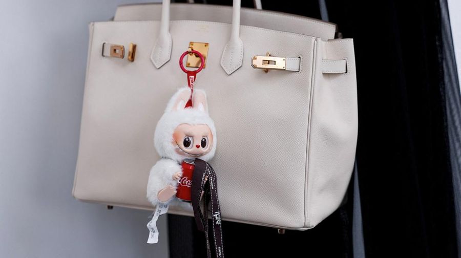 Patung Labubu seukuran manusia dipajang sebelum dilelang di Beijing, China, 6 Juni 2025. Patung itu kemudian terjual seharga 1,08 juta yuan dalam lelang yang diselenggarakan Yongle International Auction pada Selasa. (REUTERS/Tingshu Wang)