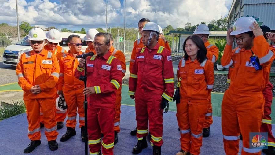 Menteri Energi dan Sumber Daya Mineral (ESDM) Bahlil Lahadalia melakukan kunjungan ke beberapa titik lokasi fasilitas Kilang LNG Tangguh yang dioperasikan oleh BP di Teluk Bintuni, Papua Barat, Rabu (11/6/2025). (CNBC Indonesia/Verda Nano Setiawan)