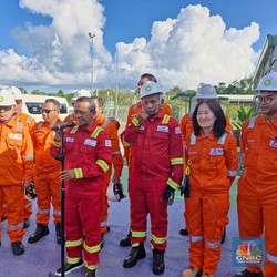 Bahlil Terjun ke Papua Barat, Tinjau Langsung Kilang Gas Terbesar RI
