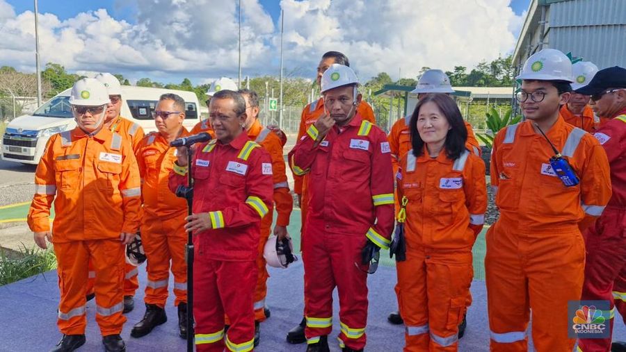 Menteri Energi dan Sumber Daya Mineral (ESDM) Bahlil Lahadalia melakukan kunjungan ke beberapa titik lokasi fasilitas Kilang LNG Tangguh yang dioperasikan oleh BP di Teluk Bintuni, Papua Barat, Rabu (11/6/2025). (CNBC Indonesia/Verda Nano Setiawan)
