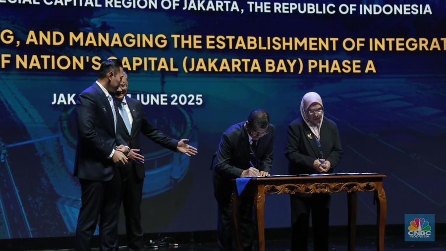 (kiri-kanan) Wakil Menteri Perumahan dan Kawasan Pemukiman (PKP) Fahri Hamzah, Menteri Pekerja Umum Dody Hanggodo, Menteri Koordinator Bidang Infrastruktur dan Pembangunan Kewilayahan (Menko IPK), Agus Harimurti Yudhoyono, Menteri Transmigrasi Muhammad Iftitah Sulaiman, dan Wakil Menteri Agraria dan Tata Ruang, Ossy Dermawan saat membuka seremonial International Conference on Infrastructure/ICI 2025, di JICC, Jakarta, Rabu (11/6/2025). (kiri-kanan) Wakil Menteri Perumahan dan Kawasan Pemukiman (PKP) Fahri Hamzah, Menteri Pekerja Umum Dody Hanggodo, Menteri Koordinator Bidang Infrastruktur dan Pembangunan Kewilayahan (Menko IPK), Agus Harimurti Yudhoyono, Menteri Transmigrasi Muhammad Iftitah Sulaiman, dan Wakil Menteri Agraria dan Tata Ruang, Ossy Dermawan saat membuka seremonial International Conference on Infrastructure/ICI 2025, di JICC, Jakarta, Rabu (11/6/2025). (CNBC Indonesia/Muhammad Sabki)