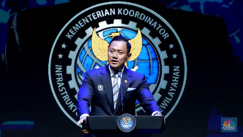 (kiri-kanan) Wakil Menteri Perumahan dan Kawasan Pemukiman (PKP) Fahri Hamzah, Menteri Pekerja Umum Dody Hanggodo, Menteri Koordinator Bidang Infrastruktur dan Pembangunan Kewilayahan (Menko IPK), Agus Harimurti Yudhoyono, Menteri Transmigrasi Muhammad Iftitah Sulaiman, dan Wakil Menteri Agraria dan Tata Ruang, Ossy Dermawan saat membuka seremonial International Conference on Infrastructure/ICI 2025, di JICC, Jakarta, Rabu (11/6/2025). (kiri-kanan) Wakil Menteri Perumahan dan Kawasan Pemukiman (PKP) Fahri Hamzah, Menteri Pekerja Umum Dody Hanggodo, Menteri Koordinator Bidang Infrastruktur dan Pembangunan Kewilayahan (Menko IPK), Agus Harimurti Yudhoyono, Menteri Transmigrasi Muhammad Iftitah Sulaiman, dan Wakil Menteri Agraria dan Tata Ruang, Ossy Dermawan saat membuka seremonial International Conference on Infrastructure/ICI 2025, di JICC, Jakarta, Rabu (11/6/2025). (CNBC Indonesia/Muhammad Sabki)