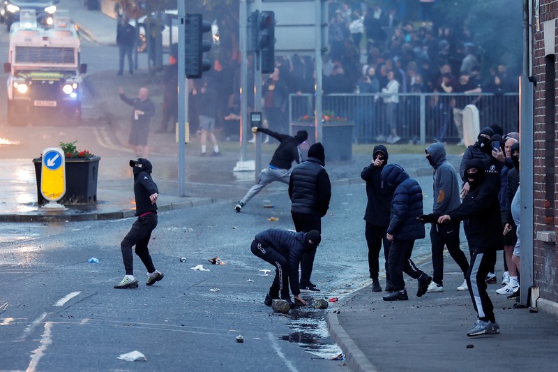 Seorang petugas polisi berjaga selama malam kedua kerusuhan, di Ballymena, Irlandia Utara, 10 Juni 2025. Seorang petugas polisi berjaga selama malam kedua kerusuhan, di Ballymena, Irlandia Utara, 10 Juni 2025. (REUTERS/Clodagh Kilcoyne)