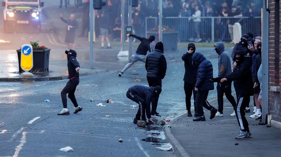 Seorang petugas polisi berjaga selama malam kedua kerusuhan, di Ballymena, Irlandia Utara, 10 Juni 2025. Seorang petugas polisi berjaga selama malam kedua kerusuhan, di Ballymena, Irlandia Utara, 10 Juni 2025. (REUTERS/Clodagh Kilcoyne)