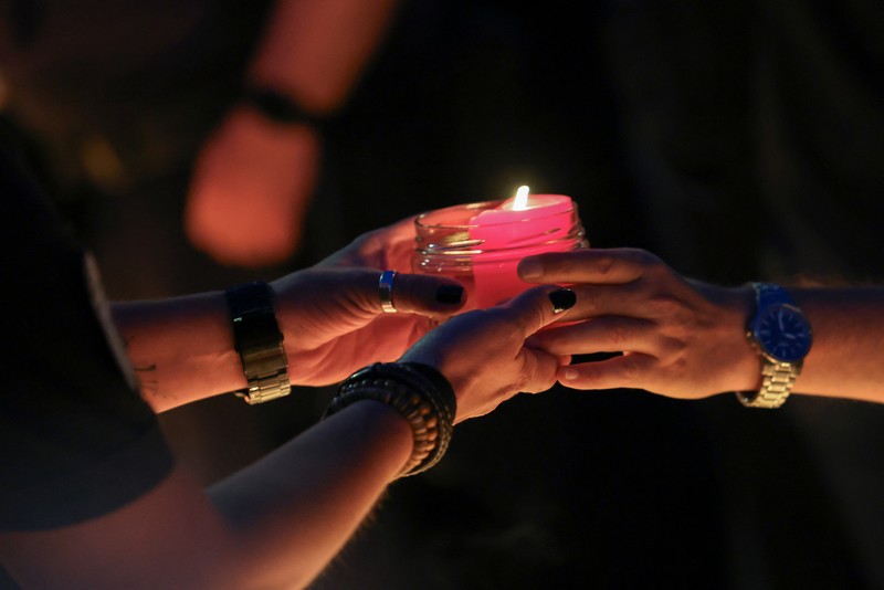 Petugas polisi berdiri saat anak-anak dievakuasi dari sekolah, setelah penembakan sekolah yang mematikan di Graz, Austria, 10 Juni 2025. (REUTERS/Borut Zivulovic)