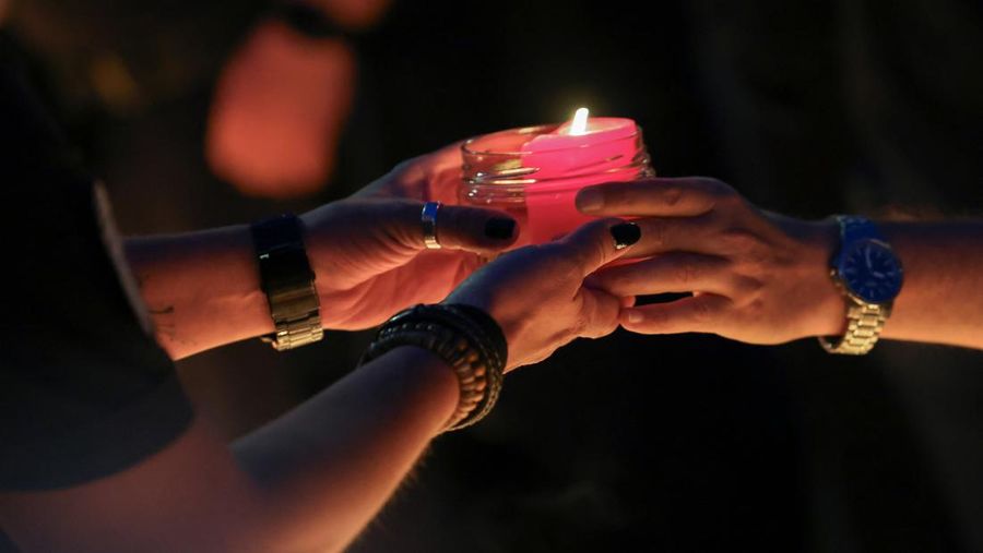 Petugas polisi berdiri saat anak-anak dievakuasi dari sekolah, setelah penembakan sekolah yang mematikan di Graz, Austria, 10 Juni 2025. (REUTERS/Borut Zivulovic)