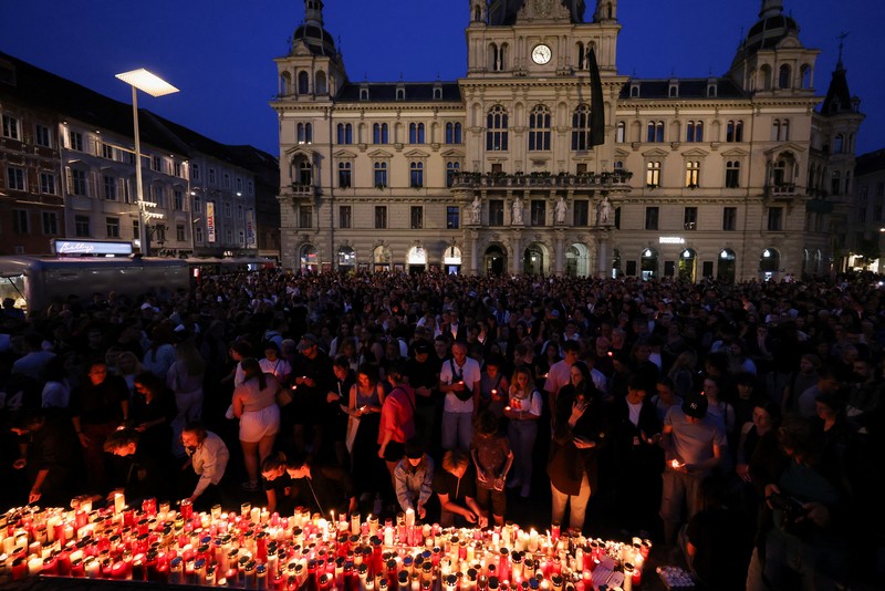 Petugas polisi berdiri saat anak-anak dievakuasi dari sekolah, setelah penembakan sekolah yang mematikan di Graz, Austria, 10 Juni 2025. (REUTERS/Borut Zivulovic)