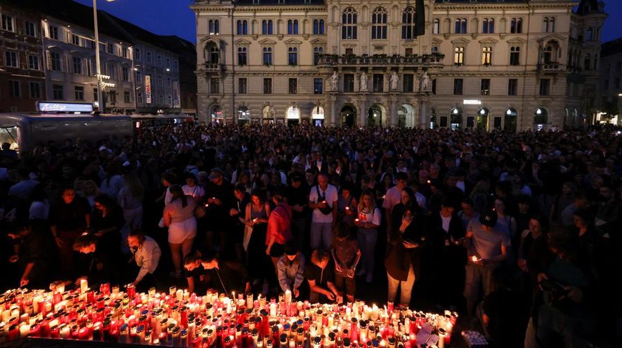 Petugas polisi berdiri saat anak-anak dievakuasi dari sekolah, setelah penembakan sekolah yang mematikan di Graz, Austria, 10 Juni 2025. (REUTERS/Borut Zivulovic)