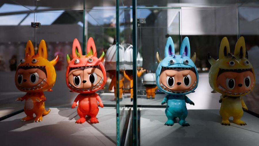 Patung Labubu seukuran manusia dipajang sebelum dilelang di Beijing, China, 6 Juni 2025. Patung itu kemudian terjual seharga 1,08 juta yuan dalam lelang yang diselenggarakan Yongle International Auction pada Selasa. Patung Labubu seukuran manusia dipajang sebelum dilelang di Beijing, China, 6 Juni 2025. Patung itu kemudian terjual seharga 1,08 juta yuan dalam lelang yang diselenggarakan Yongle International Auction pada Selasa. (REUTERS/Tingshu Wang)