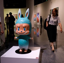 Boneka Labubu Seukuran Manusia Terjual Rp2,4 M di China