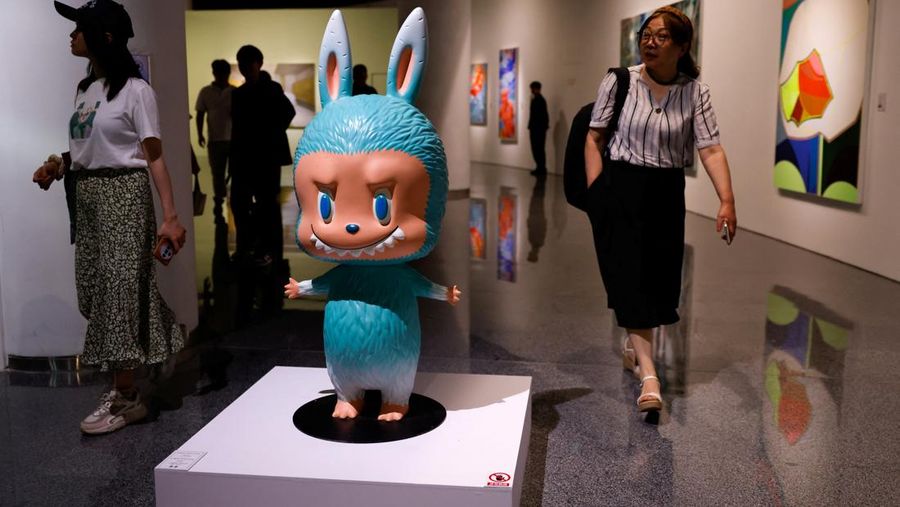 Patung Labubu seukuran manusia dipajang sebelum dilelang di Beijing, China, 6 Juni 2025. Patung itu kemudian terjual seharga 1,08 juta yuan dalam lelang yang diselenggarakan Yongle International Auction pada Selasa. (REUTERS/Tingshu Wang)