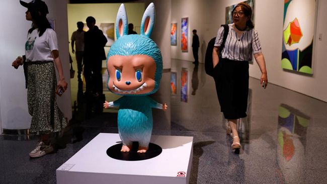 Boneka Labubu Seukuran Manusia Terjual Rp2,4 M di China