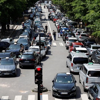 Potret Pengemudi Taksi Paris Mengamuk: Mogok Kerja-Jalan Utama Lumpuh