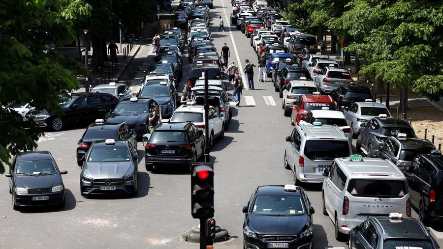 Pengemudi taksi Prancis yang mogok memblokir jalan dengan mobil taksi mereka di dekat Kementerian Ekonomi dan Keuangan Bercy, Paris, Prancis, Rabu (11/6/2025). (REUTERS/Abdul Saboor) Pengemudi taksi Prancis yang mogok memblokir jalan dengan mobil taksi mereka di dekat Kementerian Ekonomi dan Keuangan Bercy, Paris, Prancis, Rabu (11/6/2025). (REUTERS/Abdul Saboor)