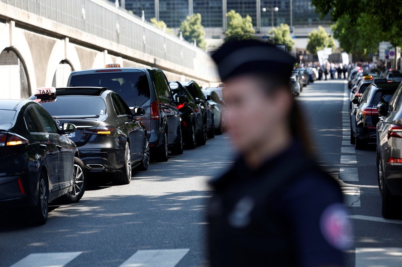 Pengemudi taksi Prancis yang mogok memblokir jalan dengan mobil taksi mereka di dekat Kementerian Ekonomi dan Keuangan Bercy, Paris, Prancis, Rabu (11/6/2025). (REUTERS/Abdul Saboor) Pengemudi taksi Prancis yang mogok memblokir jalan dengan mobil taksi mereka di dekat Kementerian Ekonomi dan Keuangan Bercy, Paris, Prancis, Rabu (11/6/2025). (REUTERS/Abdul Saboor)