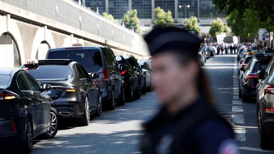 Pengemudi taksi Prancis yang mogok memblokir jalan dengan mobil taksi mereka di dekat Kementerian Ekonomi dan Keuangan Bercy, Paris, Prancis, Rabu (11/6/2025). (REUTERS/Abdul Saboor)
