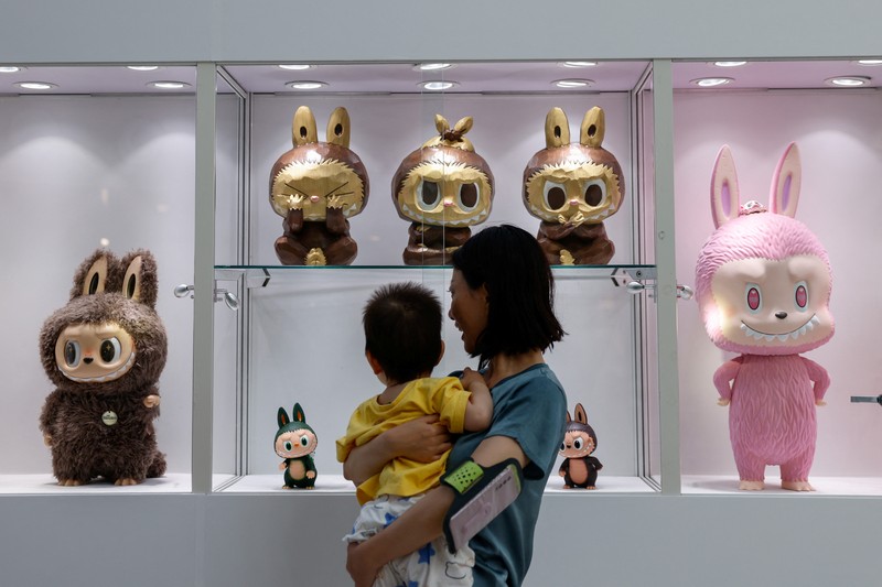 Patung Labubu seukuran manusia dipajang sebelum dilelang di Beijing, China, 6 Juni 2025. Patung itu kemudian terjual seharga 1,08 juta yuan dalam lelang yang diselenggarakan Yongle International Auction pada Selasa. Patung Labubu seukuran manusia dipajang sebelum dilelang di Beijing, China, 6 Juni 2025. Patung itu kemudian terjual seharga 1,08 juta yuan dalam lelang yang diselenggarakan Yongle International Auction pada Selasa. (REUTERS/Tingshu Wang)